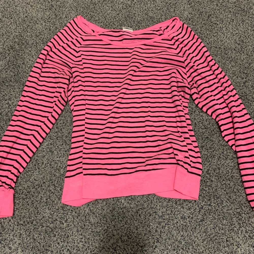 VS Pink long sleeve tee.